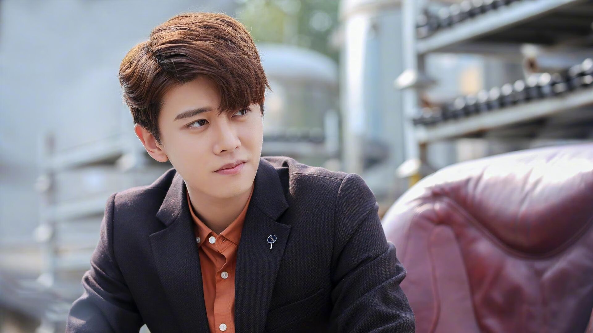 爱游戏官方-女足比赛冠军捧杯，精彩瞬间永存，女足踢比赛