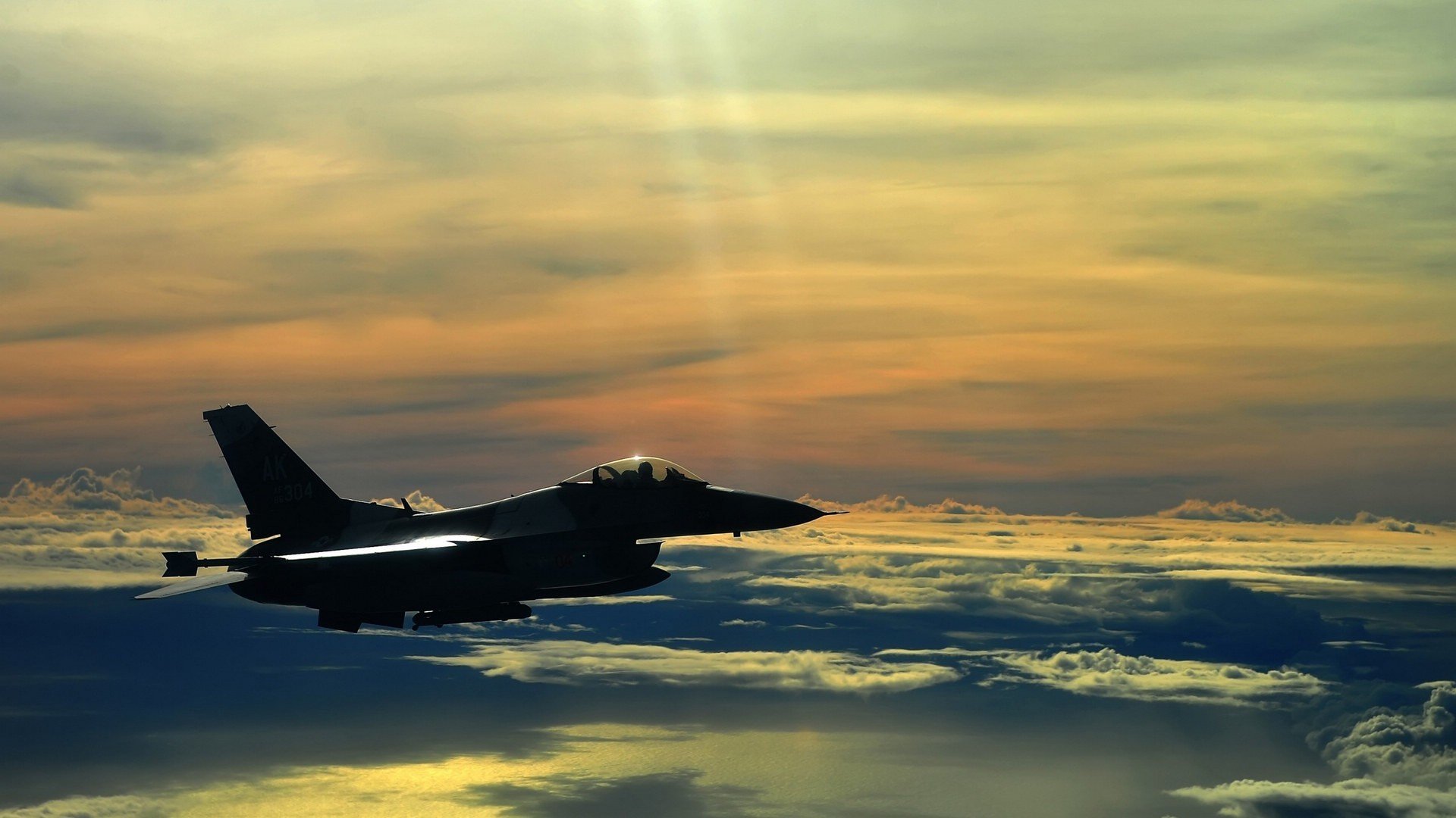 足球场上高能对抗，球员技艺精湛，足球身体对抗技巧