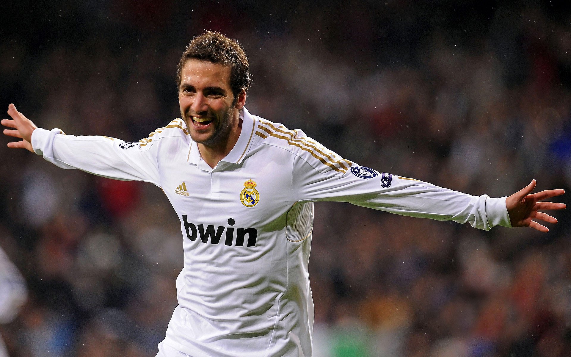 “青少年足球联赛精彩纷呈，激发青少年潜能”，青少年的足球联赛